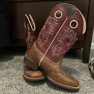 NEVER WORN! Shyanne boots size 8